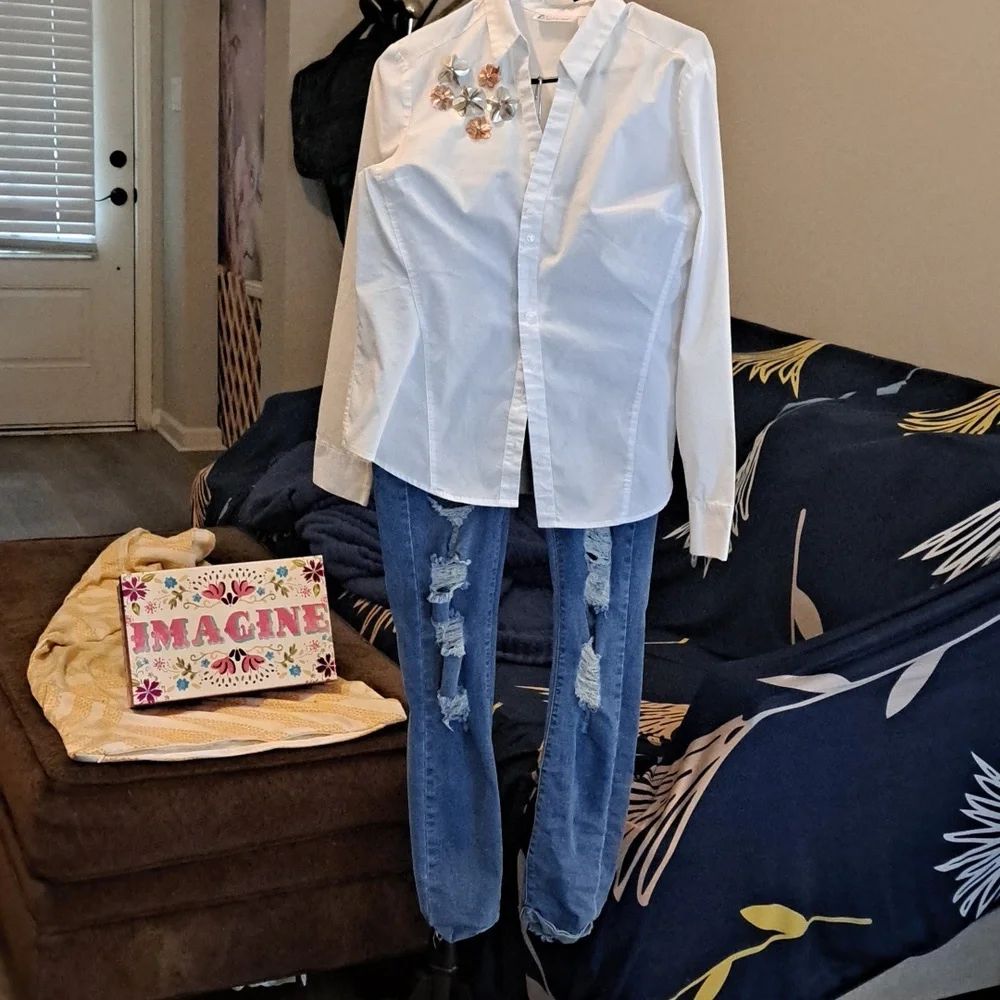 3PC BUNDLE WITH JEANS AND 2 BLOUSES - Picture 2 of 11
